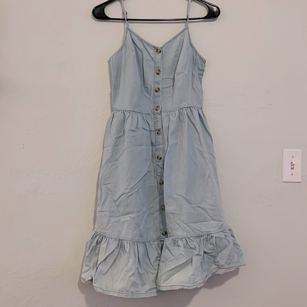 Women’s knee length light blue denim dress size medium. Button closure
